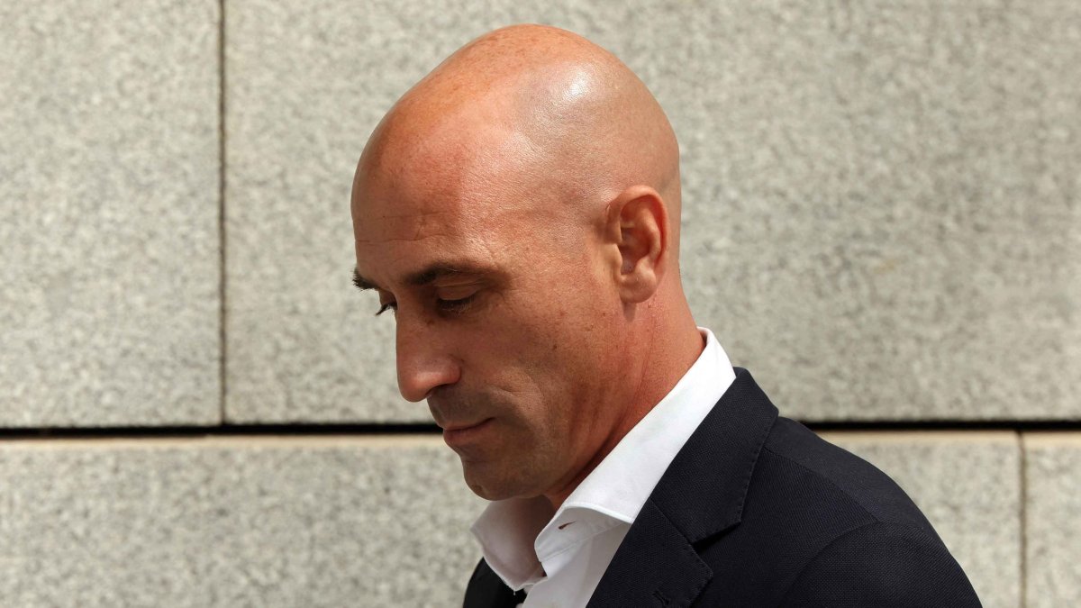 El español Luis Rubiales enfrenta juicio por beso no deseado en el Mundial femenino – NBC 6 South Florida